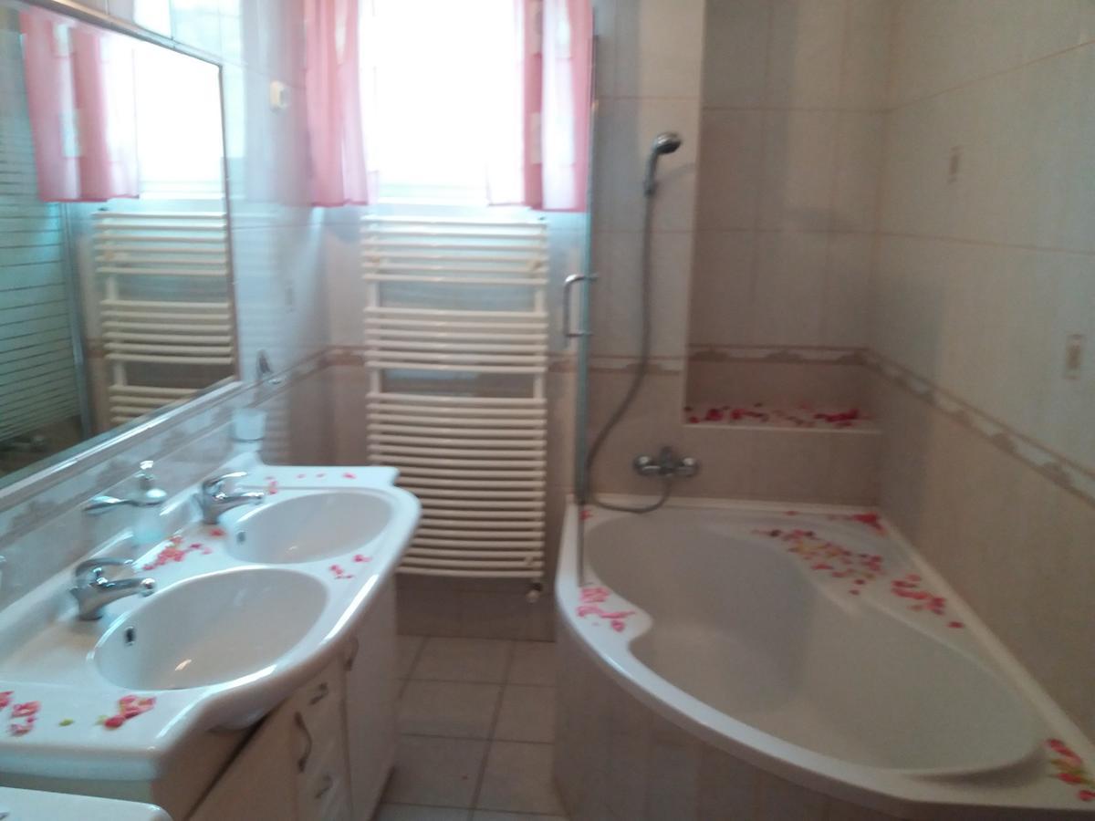 Lara Apartment *
